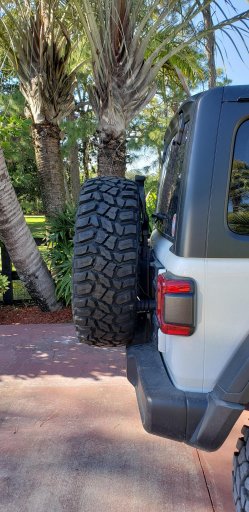 Jeep JL Rear Tire Kit 3.jpg