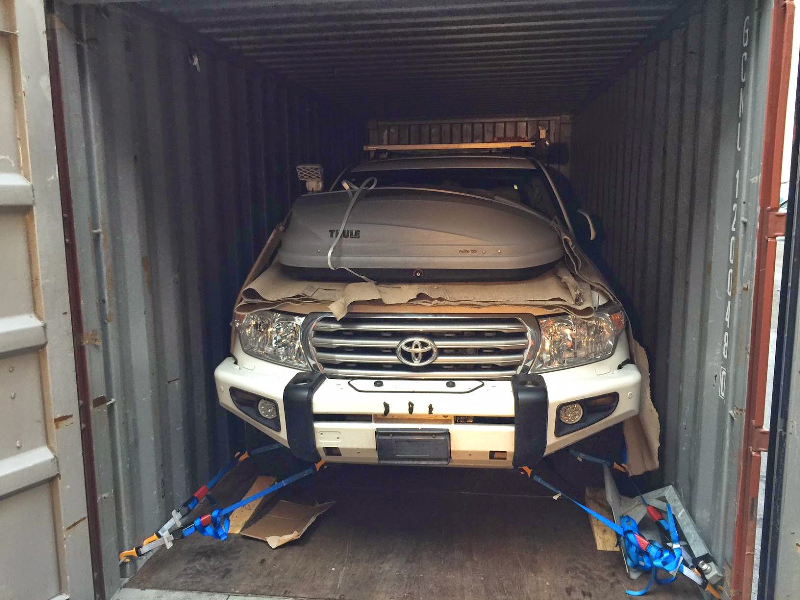 Container-Verschiffung-4x4-SUV-auto-5.jp